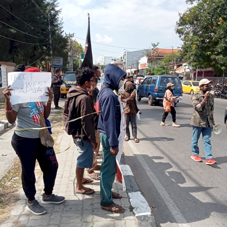 Personil Polresta Kupang Kota Laksanakan pengamanan aksi unjuk rasa damai oleh Solidaritas Petisi Rakyat Papua Kota Kupang .