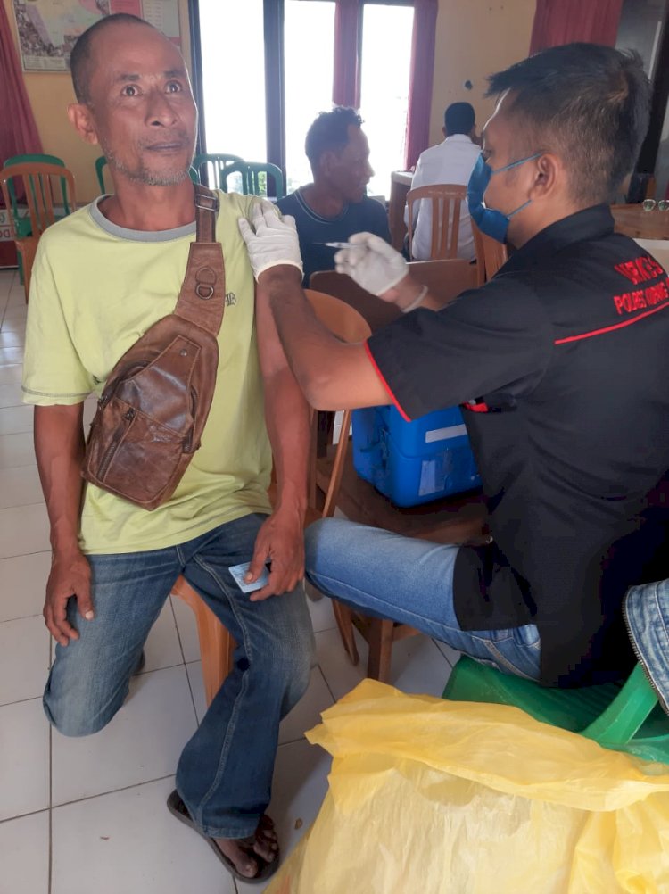 Pelayanan Vaksinasi Covid-19 di kantor Kelurahan Tode Kisar.