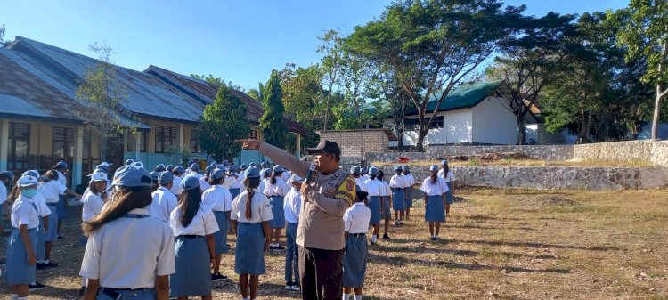 Bhabinkamtibmas Kelurahan kolhua Beri Pelatihan PBB Bagi Siswa-siswi SMA N 11 Kupang.