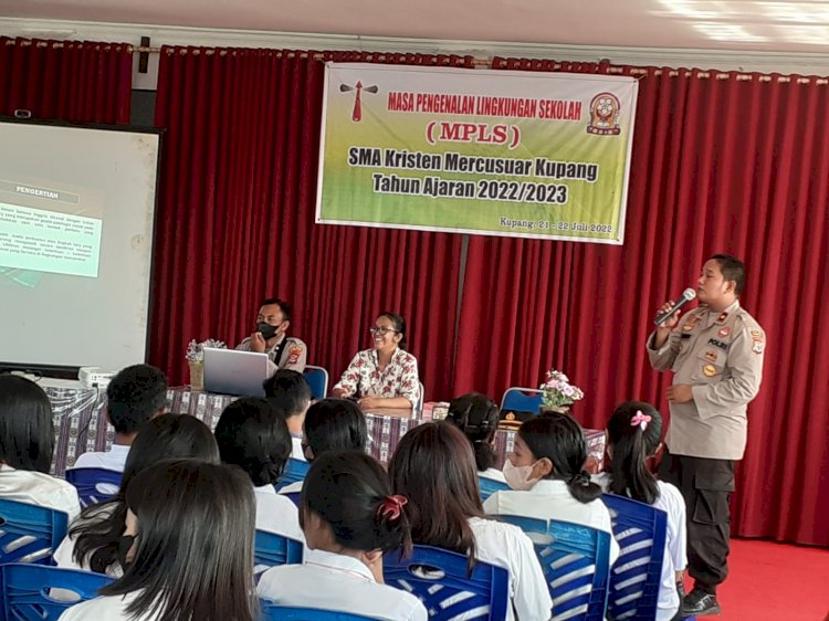 Kegiatan Sosialisai oleh Kapolsek Oebobo dalam Masa Pengenalan Lingkungan Sekolah (MPLS) bagi Siswa SMA Kristen Mercusuar Kupang.