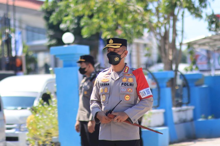Personil Polresta Kupang Kota melakukan pengamanan Ziarah Presiden Timor Leste ke TMP Dharmaloka Kupang.