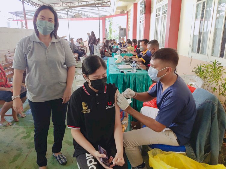 Klinik Polresta Kupang Kota laksanakan Vaksinasi di Gereja GMIT Pohonitas.