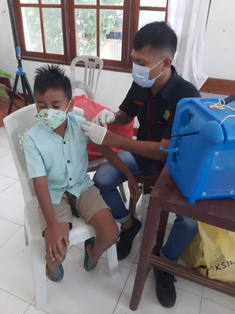 Pelayanan Vaksinasi Covid-19 di Tempat Ibadah Oleh Klinik Polresta Kupang Kota.