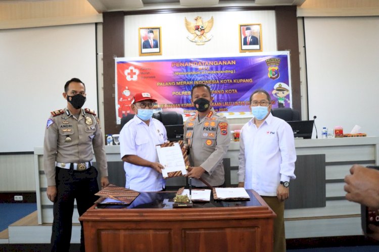Polresta Kupang Kota dan PMI Kota Kupang Jalin Kerja Sama Dalam Pertolongan Korban Kecelakaan di Kota Kupang.