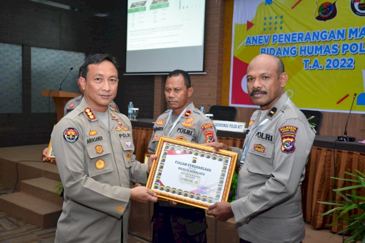 Humas Polresta Kupang Kota Terima Penghargaan dari Kapolda NTT.