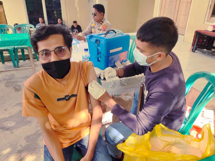 Pelayanan Vaksinasi Covid-19 oleh Klinik Polresta Kupang Kota.