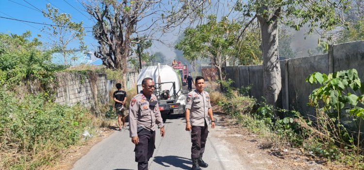Polsek Kelapa Lima Bersama DAMKAR Padamkan Kebakaran Lahan Kosong di Kelurahan Kelapa Lima