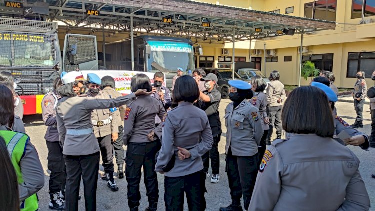 Dalam Rangka HUT Polisi Wanita Ke-74, Polresta Kupang Kota Gelar Giat Penegakan dan Penertiban Disiplin Bagi Anggota Polwan