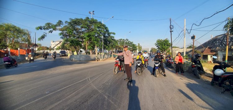 Personel Polresta Kupang Kota lakukan pengaturan Lalu Lintas di titik rawan kecelakaan dan kemacetan.