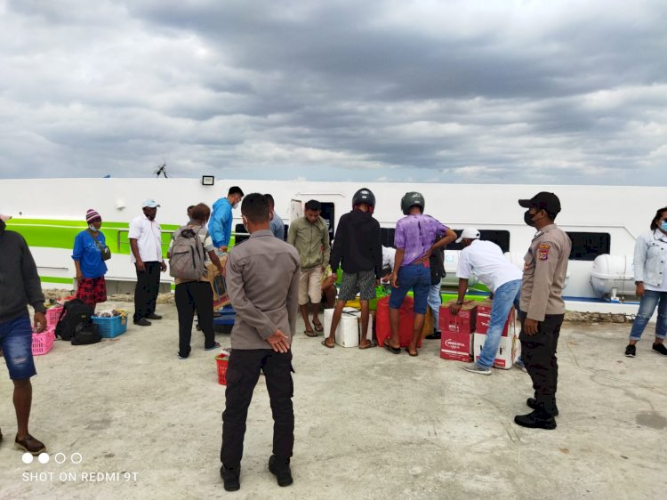 Personel Polsubsektor Pelabuhan Tenau Laksanakan Pengamanan Kedatanagan dan Keberangkatan Kapal Penumpang di Dermaga Lokal Pelabuhan Tenau Kupang