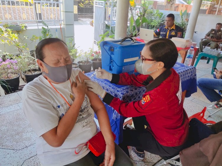 Polresta Kupang Kota Terus Gencar Vaksin Booster di Kelurahan Nefonaek