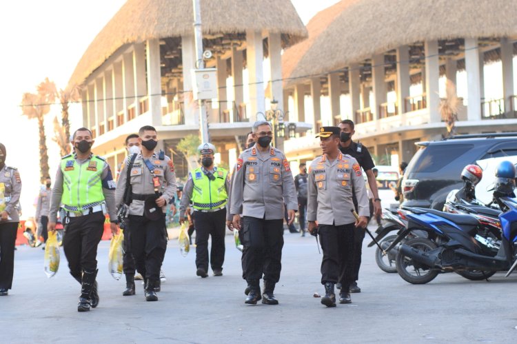 Polresta Kupang Kota Salurkan Bansos Kepada Sopir Angkot dan Pedagang Disekitar Terminal Kupang