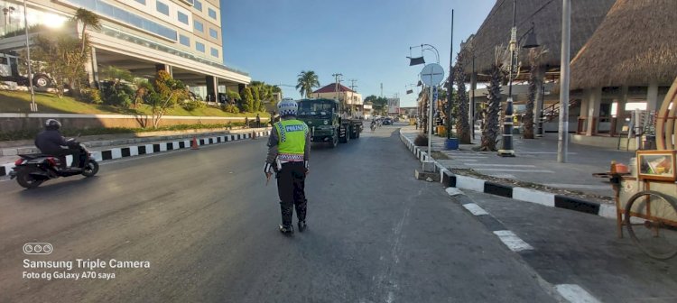 Personel Sat Lantas Polresta Kupang Kota Senantiasa Tertibkan Parkiran Depan Taman Kepala Lima