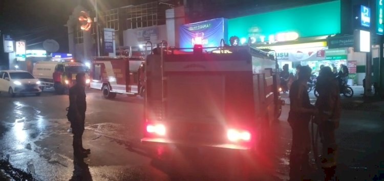 Dengan Sigap Personel Polresta Kupang Kota Bantu Padamkan Kebakaran Yang Melanda Rumah Warga Di Kota Kupang