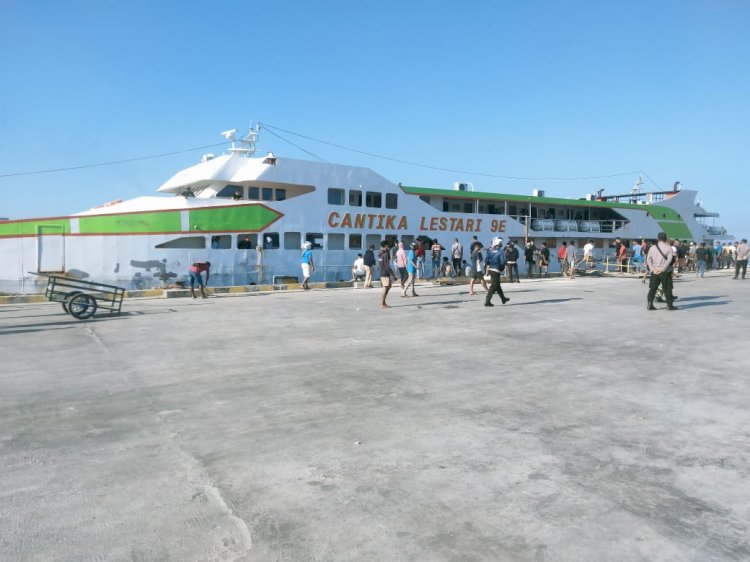 KM Cantika Lestari 9E Bersandar, Personel Polsubsektor Pelabuhan Tenau Kupang Laksanakan Pengamanan