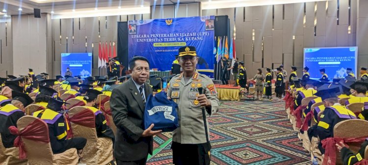 Kapolresta Kupang Kota Hadiri Kegiatan Penyerahan Ijazah Universitas Terbuka