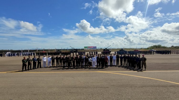 Kapolresta Kupang Kota Menghadiri  Upacara HUT TNI Ke - 77  Tahun 2022 bertempat di  Shelter F-16 Lanud El Tari Kota Kupang