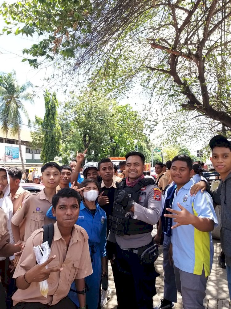 Antisipasi Tawuran Antaar Pelajar, Anggota Samapta Polresta Kupang Kota Beri Himbauan Kamtibmas Kepada Pelajar SMKN 2 Kupang