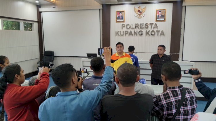 Polresta Kupang Kota Lakukan Press Release Kasus Penganiayaan di Depan Lapas