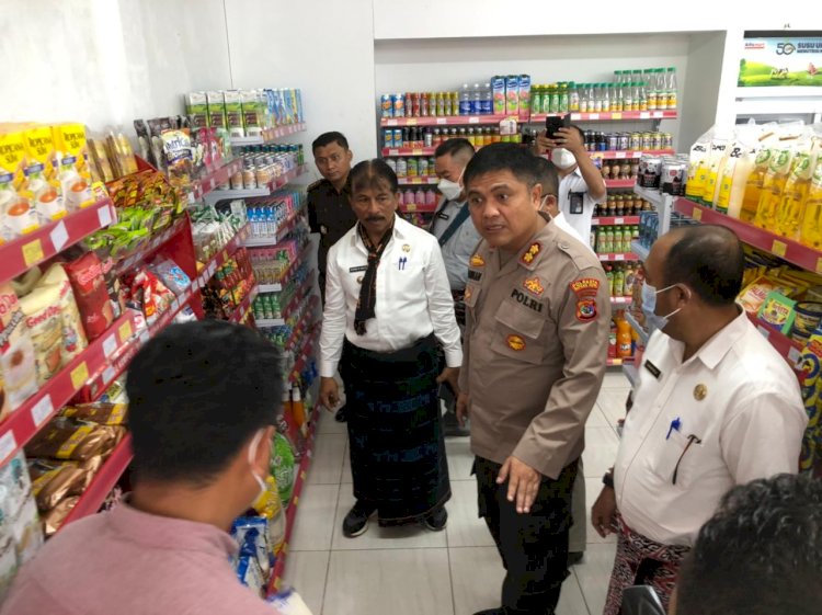 Cek harga pasar Wakapolresta Kupang Kota AKBP Aldinan R. J. H. Manurung SH. SIK. MSi sidak ke pasar