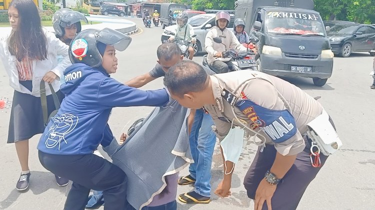 Sigap, Personel Sat Lantas Polresta Kupang Kota Bantu Evakuasi Korban Kecelakaan