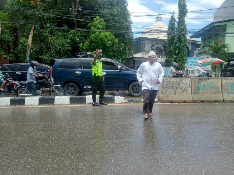 Personel Polresta Kupang Kota Amankan Ibadah Sholat Jumat di Masjid-Masjid Kota Kupang. 