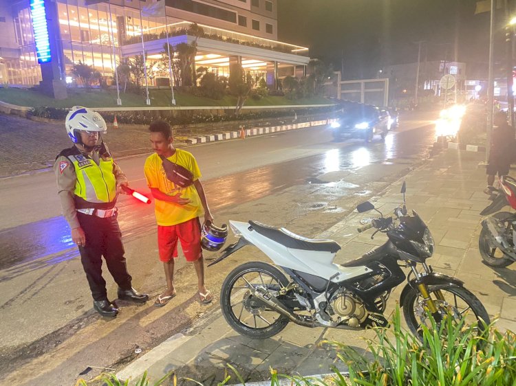 Antisipasi Kemacetan Lalulintas, Sat Lantas Polresta Kupang Kota Laksanakan Penertiban Parkiran Depan Hotel Aston
