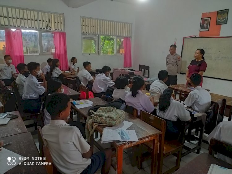Sambangi SMP Negeri 2 Kupang, Satbinmas Polresta Kupang Kota Berikan Himbauan Kamtibmas Kepada Para Siswa
