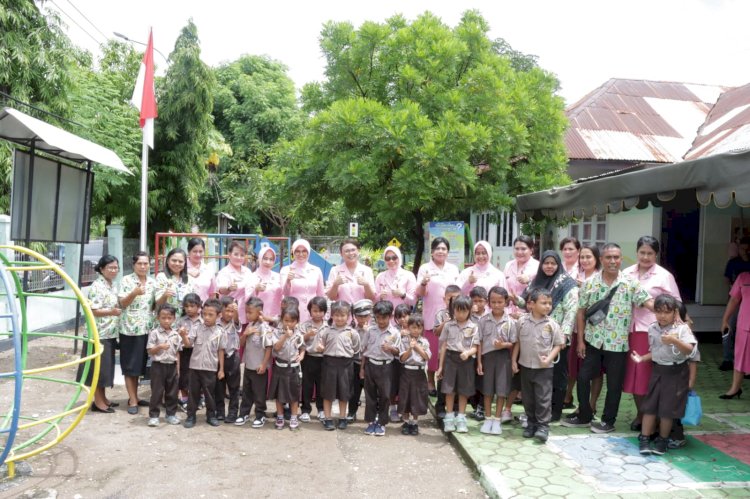 Ibu Ketua Bhayangkari Daerah NTT Mengunjungi TK Kemala Bhayangkari Kupang dan Berikan Bantuan Kepada Pegawai Kebersihan