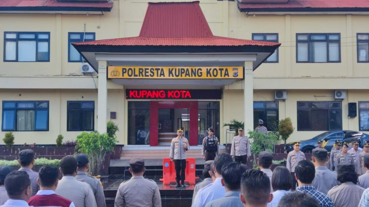 Wujudkan Pelayanan Terbaik, Kapolresta Kupang Kota Perintahkan Anggota Coklatkan Jalan Raya