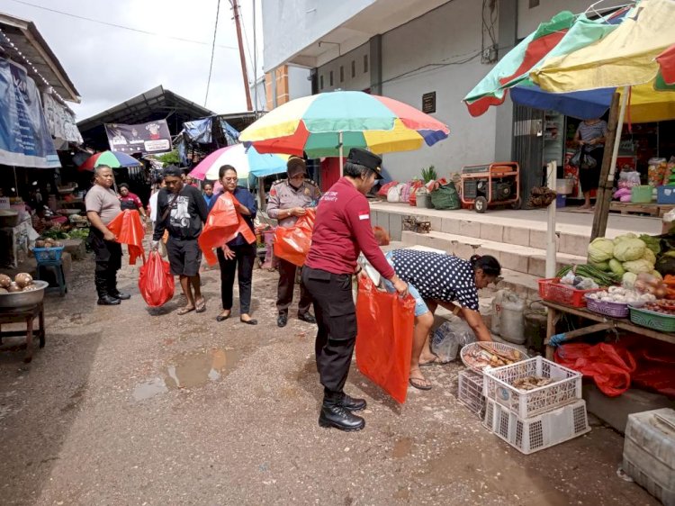 Sinergitas, Kapolsek Maulafa Ajak Personelnya Laksanakan Kerja Bakti Bersama Di Pasar Penfui