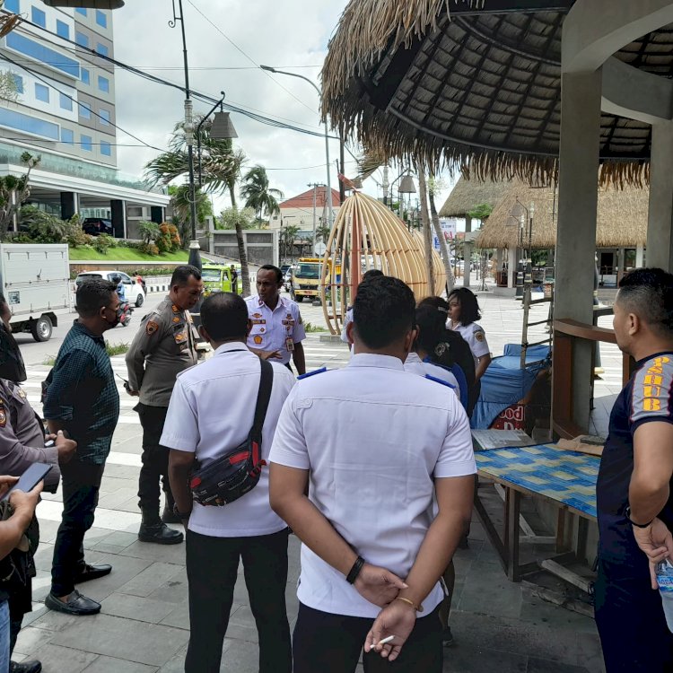 Kapolsek Kelapa Lima Polresta Kupang Kota Mengikuti Kegiatan Penertiban PKL Di Pantai Wisata Kelapa Lima Kota Kupang