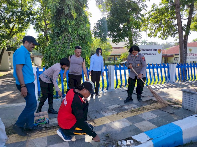 Dukung UMKM Dengan Rencana Pembukaan Kawasan Street Food, Personel Polresta Kerja Bakti Bersama KBPP Polri Kota Kupang
