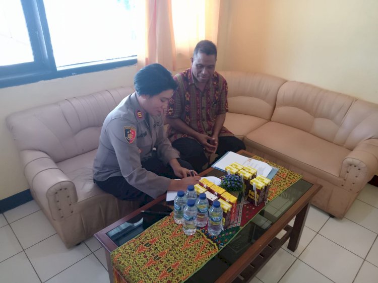 Penandatanganan MOU Antara Kapolsek Maulafa dan Kepala Sekolah SMA Negeri 6 Kota Kupang.