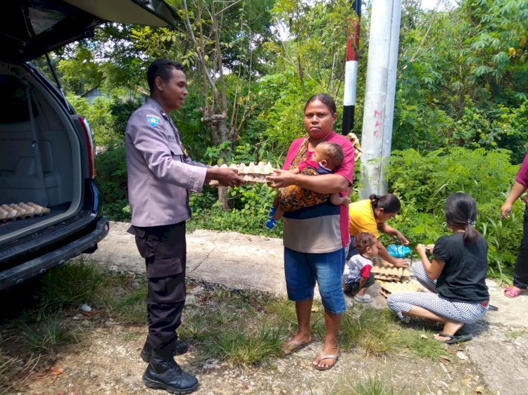 Tekan Angka Stunting di NTT, Bhabinkamtibmas Polsek Maulafa Salurkan Bantuan Telur Ayam Polda NTT Untuk Anak Gizi Buruk