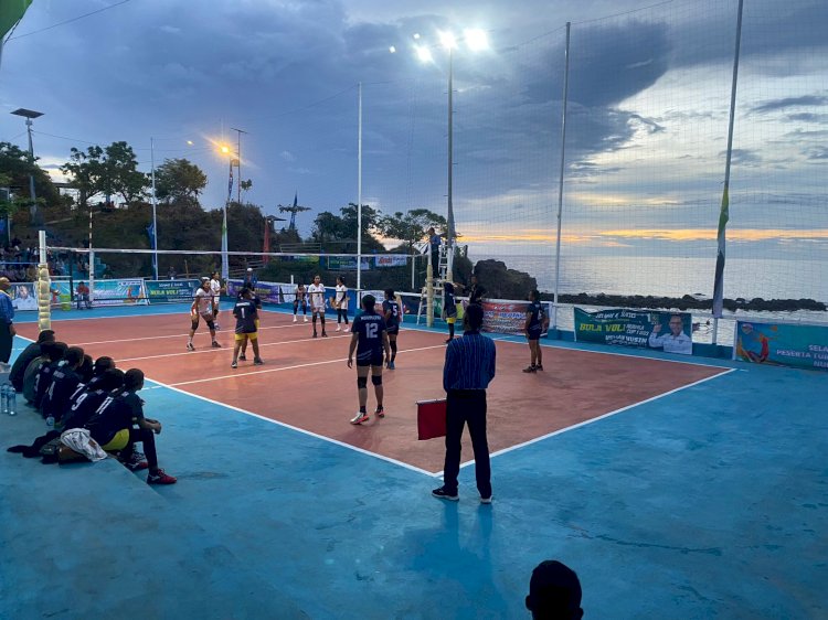 Turnamen Bola Voli di Pantai Batu Kepala, Personel Polresta Kupang Kota dan Polsek Alak Lakukan Pengamanan.
