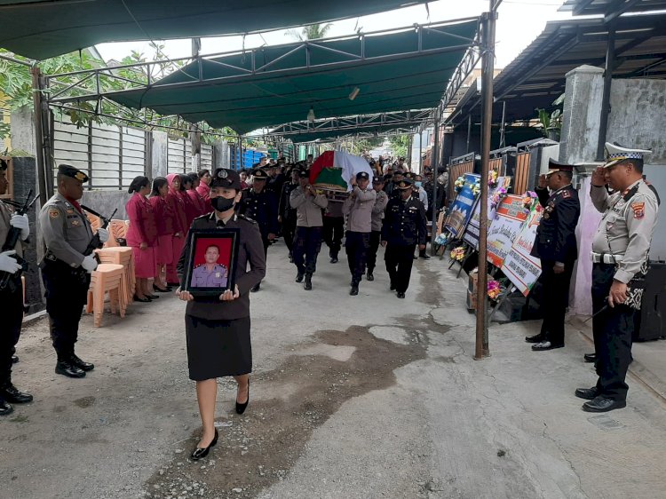 Beri Penghormatan Terakhir, Polresta Kupang Kota Gelar Upacara Pemakaman IPTU Lalu Deni