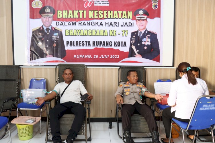 Sambut Hari Bhayangkara ke-77, Personel Polresta Kupang Kota Bersama TNI Ikut Bhakti Kesehatan Donor Darah