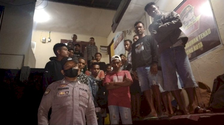 Diamankannya 23 Orang Diduga Sebagai Calon PMI Ilegal, di Pelabuhan Laut Tenau Kupang.