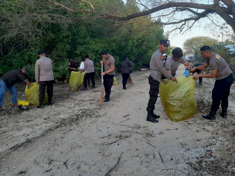 Polresta Kupang Kota Bersama Berbagai Elemen Masyarakat, Bersihkan Sampah di Kawasan Wisata Mangrove