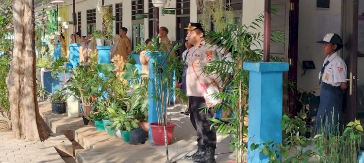 Kapolsek Alak Kompol Edy, Jadi Pembina Upacara di SMP Negeri 6 Kota Kupang