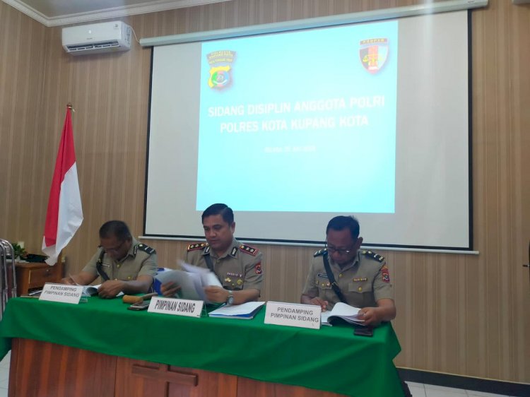 Wakapolresta Kupang Kota AKBP Aldinan Manurung, Pimpin Sidang Disiplin 4 Anggota Polri