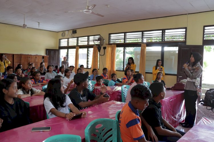Polwan Polresta Datangi dan Berinteraksi Langsung Dengan Siswa SMP di Kota Kupang