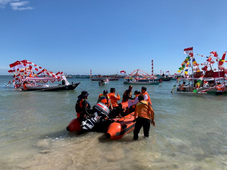 Kapolresta Kupang Kota Ikuti Pembukaan Rangkaian Lomba Perahu Hias di Pantai Namosain