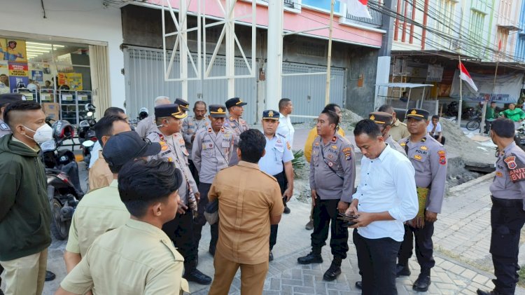 Bersama Pemerintah Kota Kupang, Polresta Tertibkan PKL Yang Berjualan di Rumija.