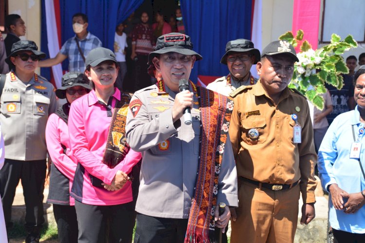 Kapolri dan Ketua Umum Bhayangkari Tinjau Bakti Kesehatan Polri Presisi di Pulau Palue NTT.-