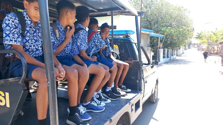 Membantu Pelajar Dan Beri Rasa Aman, Pospol Baemopu Mengantar Anak Sekolah Dengan Mobil Patroli.