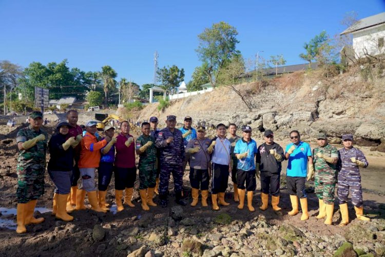 Upaya Pelestarian Laut, Wakapolresta Kupang Kota Bersihkan Kawasan Pantai Bersama TNI