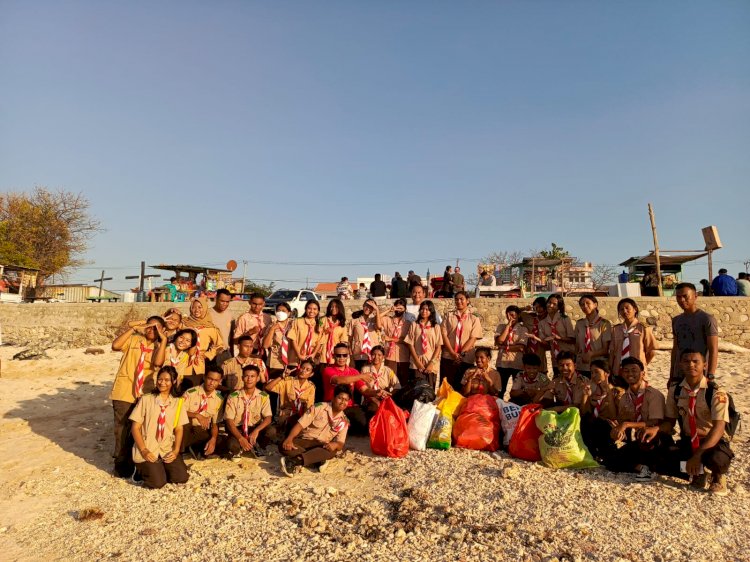 Satbinmas Bersama Saka Bhayangkara Polresta Kupang Kota, Gotong Royong Bersihkan Sampah di Pantai Pasir Panjang
