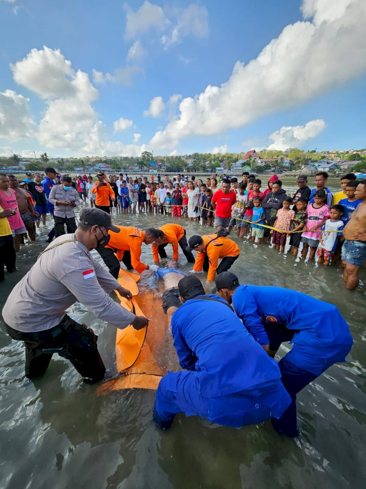 Piket Polsek Alak Evakuasi Mayat WNA Yang Ditemukan Mengapung di Pantai Namosain.